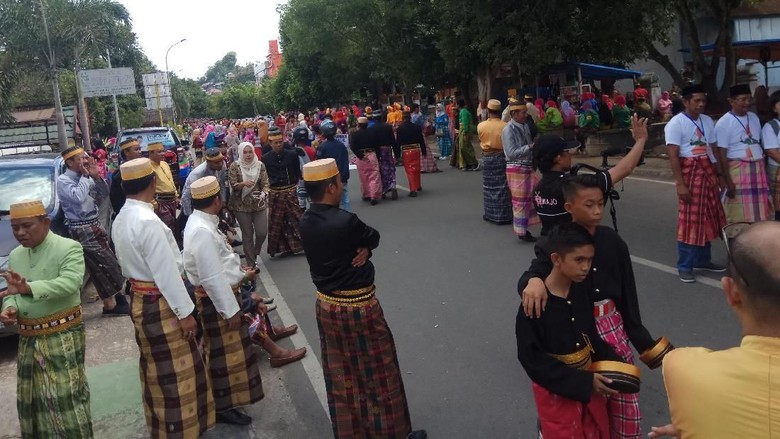 Rekor! 18 Ribu Orang Pakai Sarung Sutra Serentak di Sulsel