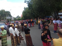 Rekor! 18 Ribu Orang Pakai Sarung Sutra Serentak di Sulsel