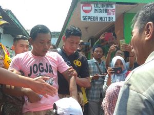 Agar Mau Dievakuasi, Polisi Bujuk Fardana dengan Permen Agar Mau Dievakuasi, Polisi Bujuk Fardana dengan Permen