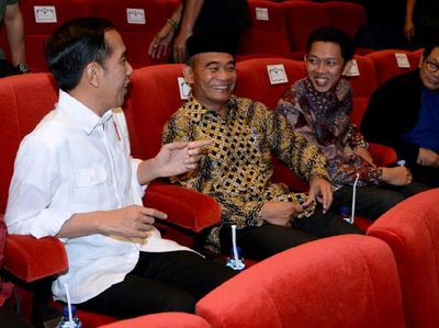 Foto: Jokowi Nonton Bioskop di Malang