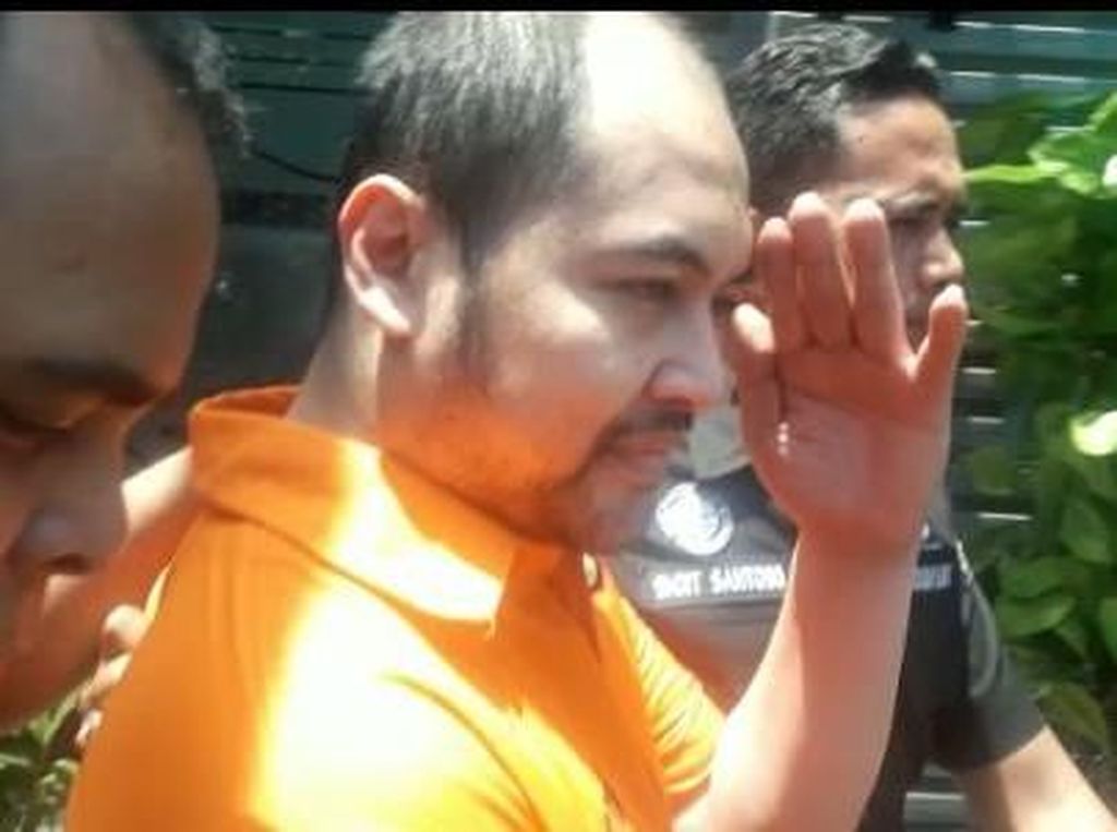Berbaju Tahanan, Arseto Pariadji Dikawal Polisi ke Puslabfor Berbaju Tahanan, Arseto Pariadji Dikawal Polisi ke Puslabfor