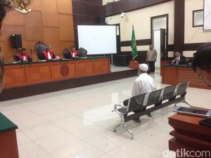 Berpeci Putih, dr Helmi Jalani Sidang Perdana Berpeci Putih, dr Helmi Jalani Sidang Perdana