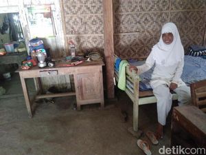 Lansia Ini Bersepeda 11 Km Agar Anaknya yang Tunagrahita Sekolah