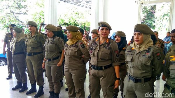 Foto: Ini Ibu-ibu Satpol PP yang Dikirim Anies untuk Cek Alexis