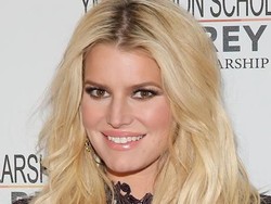 Pakai Bikini, Jessica Simpson Pamer Tubuh Ramping Setelah Turun BB 45 Kg