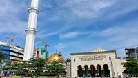 Aksi Muslim Independent Bersihkan Masjid Raya Bandung