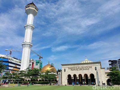 Aksi Muslim Independent Bersihkan Masjid Raya Bandung