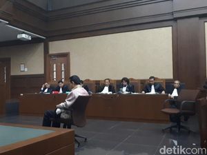 Jaksa KPK Baca Tuntutan, Novanto Menguap dan Terpejam