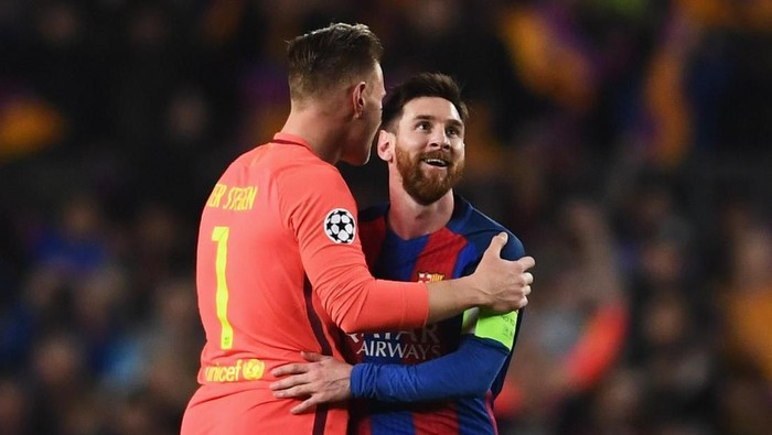 BARCELONA, SPAIN - MARCH 08:  Marc-Andre ter Stegen and Lionel Messi of Barcelona celebrate victory after the UEFA Champions League Round of 16 second leg match between FC Barcelona and Paris Saint-Germain at Camp Nou on March 8, 2017 in Barcelona, Spain. Barcelona won by 6 goals to one to win 6-5 on aggregate.  (Photo by Laurence Griffiths/Getty Images)