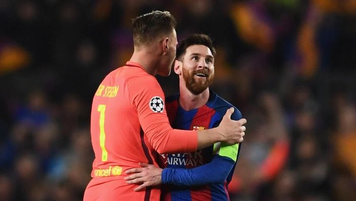 Lionel Messi dan Marc-Andre ter Stegen BARCELONA, SPAIN - MARCH 08: Marc-Andre ter Stegen and Lionel Messi of Barcelona celebrate victory after the UEFA Champions League Round of 16 second leg match between FC Barcelona and Paris Saint-Germain at Camp Nou on March 8, 2017 in Barcelona, Spain. Barcelona won by 6 goals to one to win 6-5 on aggregate. (Photo by Laurence Griffiths/Getty Images)