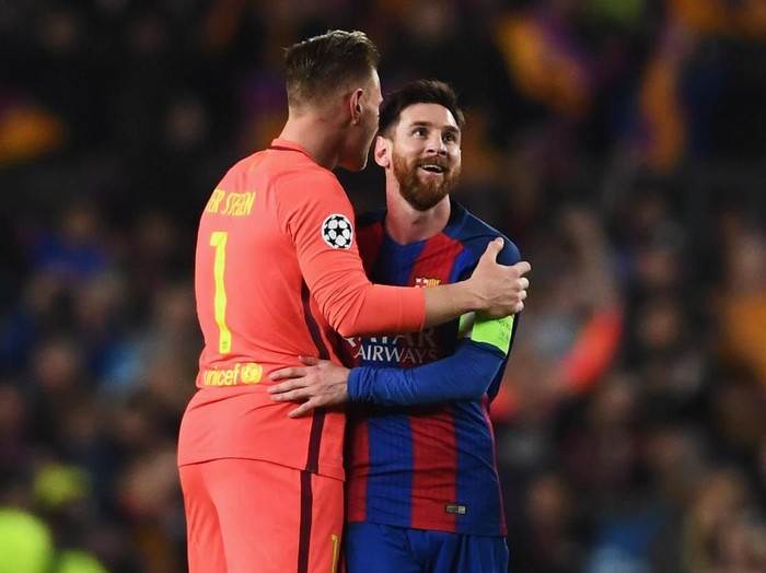 BARCELONA, SPAIN - MARCH 08:  Marc-Andre ter Stegen and Lionel Messi of Barcelona celebrate victory after the UEFA Champions League Round of 16 second leg match between FC Barcelona and Paris Saint-Germain at Camp Nou on March 8, 2017 in Barcelona, Spain. Barcelona won by 6 goals to one to win 6-5 on aggregate.  (Photo by Laurence Griffiths/Getty Images)