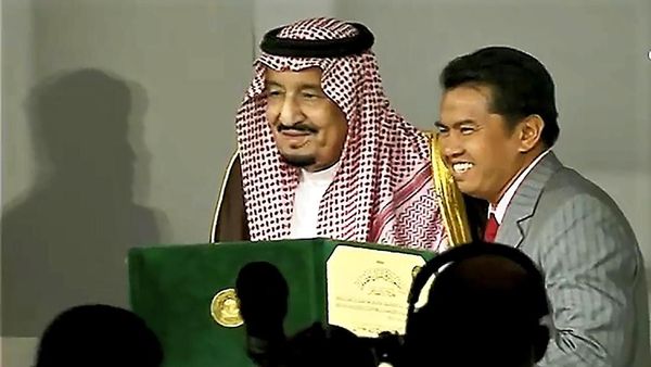 Bangga! Momen Profesor Halal Terima Penghargaan dari  Raja Salman