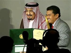Bangga! Momen Profesor Halal Terima Penghargaan dari  Raja Salman