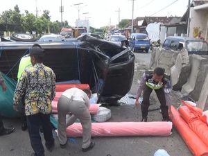 Sopir Ngantuk, Pikap Tabrak Pembatas Flyover Hingga Terguling