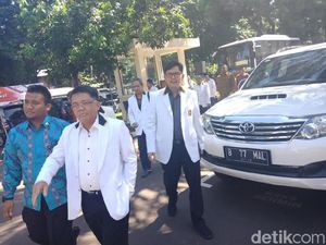 Presiden PKS Penuhi Panggilan Polisi atas Laporan Fahri Hamzah Presiden PKS Penuhi Panggilan Polisi atas Laporan Fahri Hamzah
