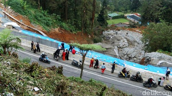 Lokasi Longsor Puncak Pass Ditutup Seng