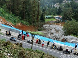 Jalan di Riung Gunung Puncak Retak, Bus dan Truk Dilarang Lewat