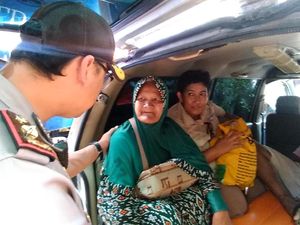 Sunarti Kerja Serabutan untuk Menghidupi Fardana Sunarti Kerja Serabutan untuk Menghidupi Fardana