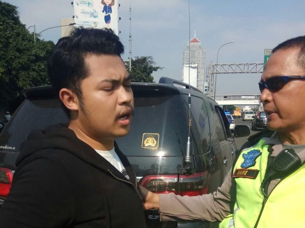 Eza Koboi Tol Bawa Airsoft Gun Buat Gagah-gagahan Eza Koboi Tol Bawa Airsoft Gun Buat Gagah-gagahan