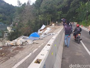 Longsor Akibatkan Jalan di Puncak Ambles Longsor Akibatkan Jalan di Puncak Ambles