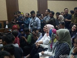 Senyum Deisti Saat Novanto Dituntut 16 Tahun Penjara