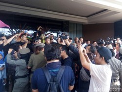 Sempat Adu Mulut dengan Sekuriti, Satpol PP Tinggalkan Alexis