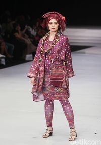 Parade Busana Ulos Warnai Hari Pertama Indonesia Fashion Week 2018