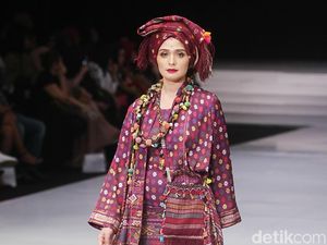 Parade Busana Ulos Warnai Hari Pertama Indonesia Fashion Week 2018 Parade Busana Ulos Warnai Hari Pertama Indonesia Fashion Week 2018