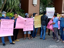 Karyawan Alexis Demo Tolak Ibu-ibu Satpol PP: Balik Kanan!