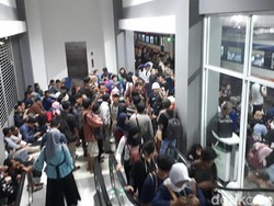 Kebakaran di Taman Kota, Penumpang KRL Numpuk di Stasiun Duri