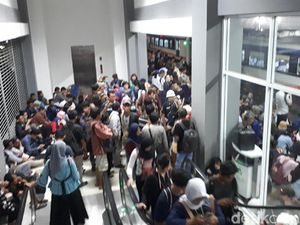 Kebakaran di Taman Kota, Penumpang KRL Numpuk di Stasiun Duri Kebakaran di Taman Kota, Penumpang KRL Numpuk di Stasiun Duri