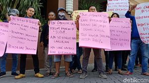 Foto: Ibu-ibu Satpol PP Kiriman Anies Dihadang di Alexis
