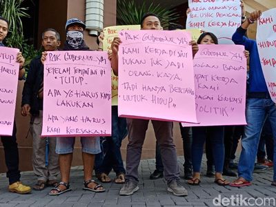 Foto: Ibu-ibu Satpol PP Kiriman Anies Dihadang di Alexis