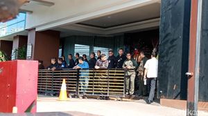 Foto: Sekuriti Alexis Tunggu Ibu-ibu Satpol PP