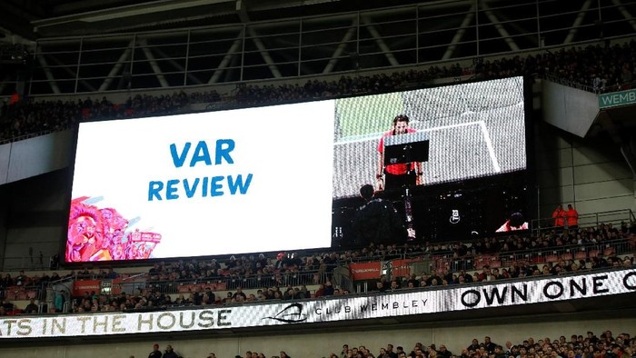 Wasit mengakses video VAR. Foto: Carl Recine/Action Images via Reuters