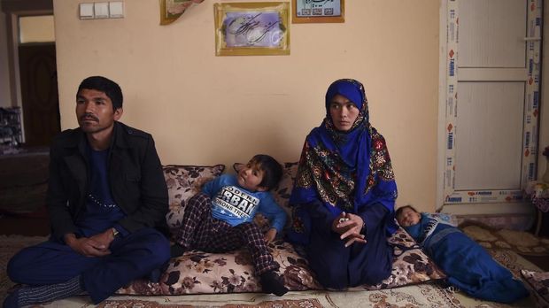 Jahantab Ahmadi bersama suami dan anak-anaknya.