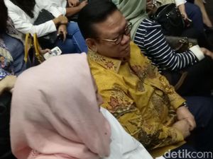 Agung Laksono dan Yahya Zaini Hadiri Sidang Tuntutan Novanto Agung Laksono dan Yahya Zaini Hadiri Sidang Tuntutan Novanto