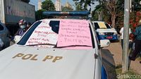 Nasib Mobil Satpol PP yang Ditempeli Poster Penolakan di Alexis