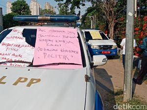 Nasib Mobil Satpol PP yang Ditempeli Poster Penolakan di Alexis Nasib Mobil Satpol PP yang Ditempeli Poster Penolakan di Alexis