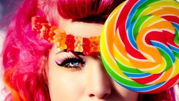 Keren! 10 Seni Fotografi Ini Tampilkan Model Cantik Bersama Makanan