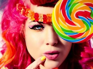 Keren! 10 Seni Fotografi Ini Tampilkan Model Cantik Bersama Makanan