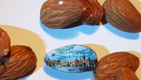 Keren! Seniman Ini Buat Micro Art di Permen, Telur hingga Biji Labu