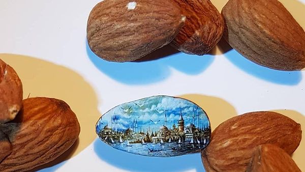 Keren! Seniman Ini Buat Micro Art di Permen, Telur hingga Biji Labu