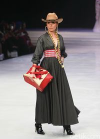 Parade Busana Ulos Warnai Hari Pertama Indonesia Fashion Week 2018