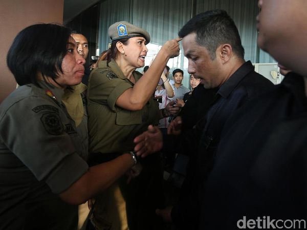 Foto: Ibu-ibu Satpol PP Vs Sekuriti Berbadan Tegap di Depan Alexis