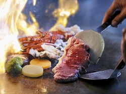 Yoshi Izakaya Suguhkan Spring Teppanyaki dengan Daging Wagyu Omi