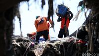 Pasukan Oranye Berjibaku Bersihkan Sampah di Pesisir Cilincing