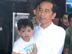 Momen Seru Saat Presiden Jokowi Olahraga Bareng sang Cucu