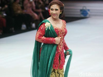 Aksi Menteri Susi Jadi Model Fashion Show Anne Avantie, Bikin Heboh!