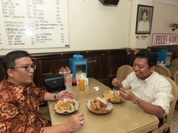 Momen Unik saat Ketum PPP Makan Pecel Kawi di Malang
